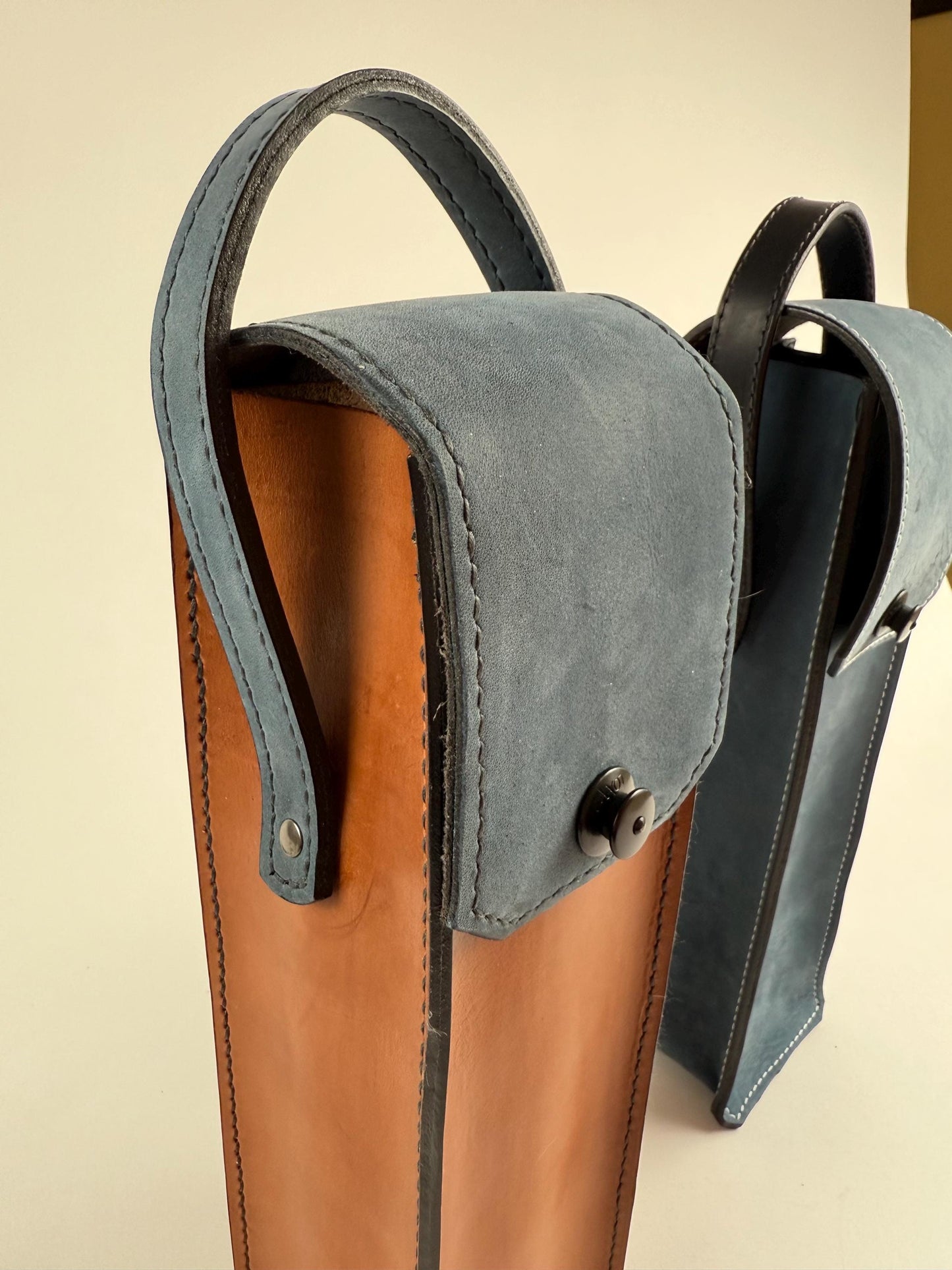 Handmade Leather Wine Tote, single-bottle, scotch tote, Horween leather, hand stitched